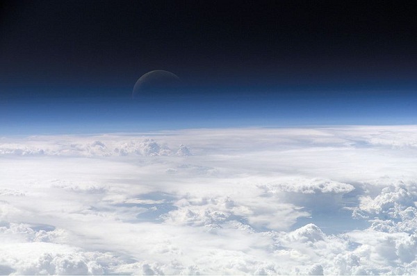  Os gases atmosfricos da Terra dispersam a luz azul mais do que outros comprimentos de onda, dando  Terra um halo azul quando vista do espao. 